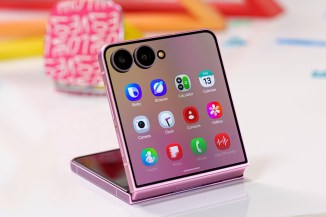 Samsung Galaxy Z Flip8 unboxing